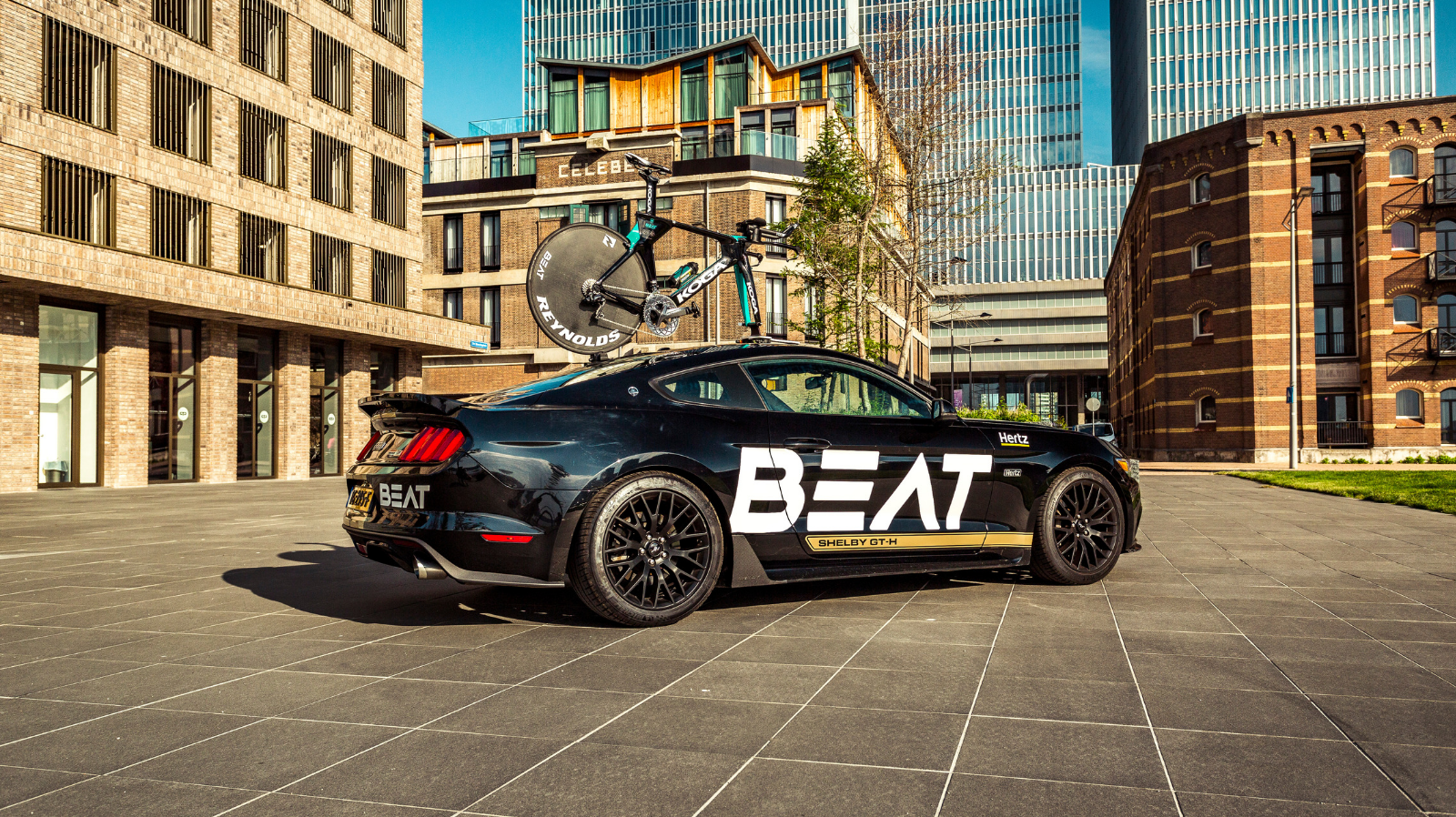 Hertz volgwagen steelt de show op NK Tijdrijden